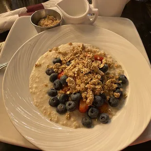 Oatmeal with fruit and crunch granola