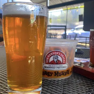 smack ipa + von Hanson&apos;s seasoned pretzels (tangy mustard)