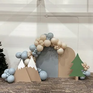 balloon garland with backdrops and custom props