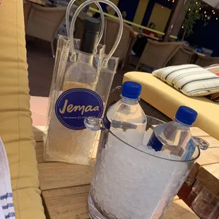 Cute idea to keep the drinks cool....ice in a bag. Nice presentation.