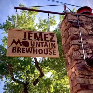 a sign for jemez mountain brewhouse