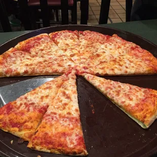 Large hand tossed cheese pizza disappearing fast. Great crust.