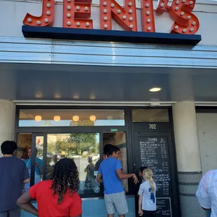 Jeni&apos;s walkup window