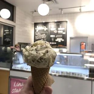a hand holding an ice cream cone