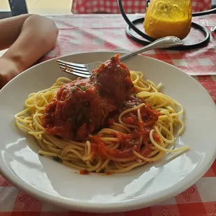 Kids spaghetti and meatballs