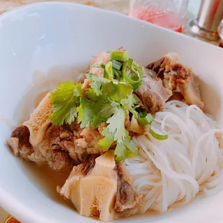 P13. Oxtail Pho