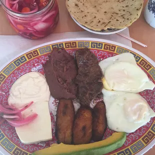 Honduran Breakfast was Drace&apos;s choice with spicy pickled onions, carrots and jalapeño.