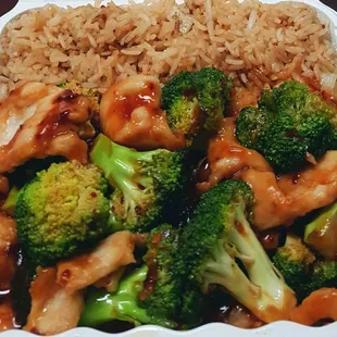 Good chicken with broccoli! Comes with egg roll or can soda! Very good!
