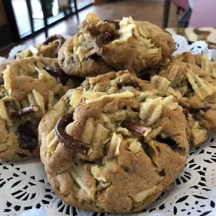 Summer and picnics!  Pretzel and Potato Chip cookies!