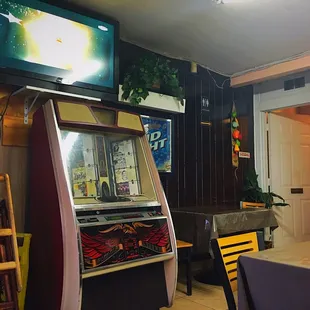 Broken jukebox bit the TV playing Banda