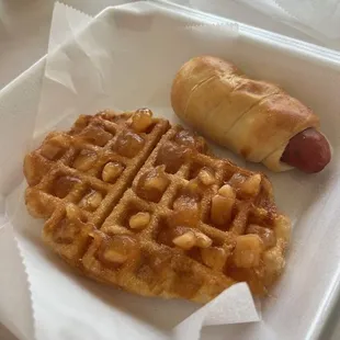 Apple Cinnamon Croffle and a Jalapeno Cheddar sausage roll.