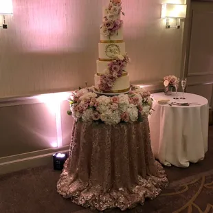 The tops layers are not cake. It's an illusion