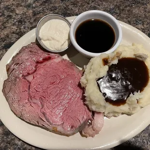 a plate of meat and mashed potatoes