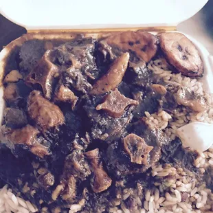 Delicious oxtails with rice and beans.