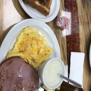 a plate of breakfast food