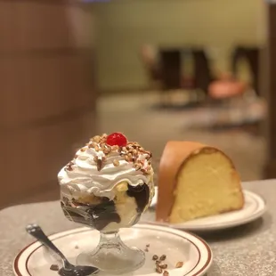 Caramel bundt cake &amp; classic ice cream sundae (small)