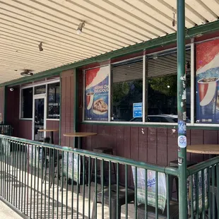 the outside of the restaurant