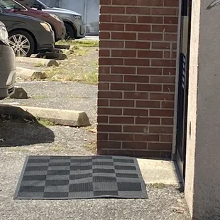 The mat that, after falling, was placed on the ledge
