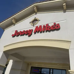 Arrived, greeted by nice worker, checked to see if they do breakfast. Don't, but I'll be back for a lunch soon!