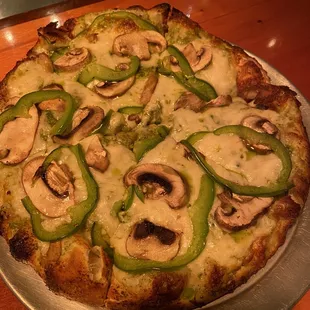 Small pesto + mushrooms + green pepper pizza