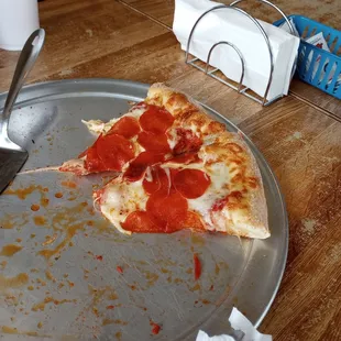 Medium pepperoni pizza.