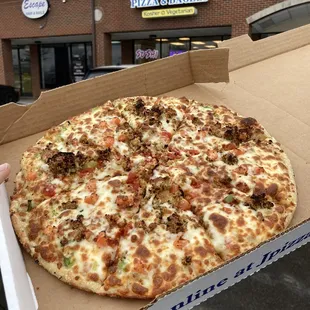 Falafel pizza w/ 1/2 hummus, 1/2 tomato sauce