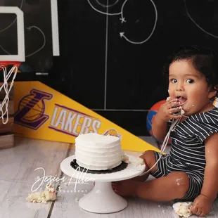 Lakers cake smash