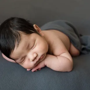 Newborn head on hands