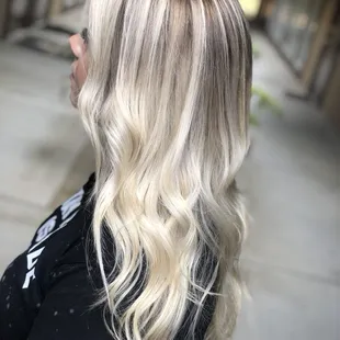 Blondes with a Smokey root do it best