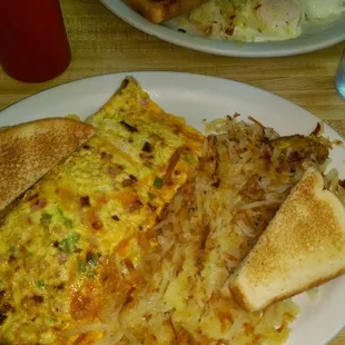 a plate of breakfast food