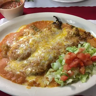 Chiles rellenos muy ricos.  The chile rellenos are excellent.