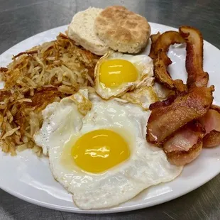 ows a plate of breakfast foods