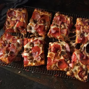 a grid of pizzas on a grill