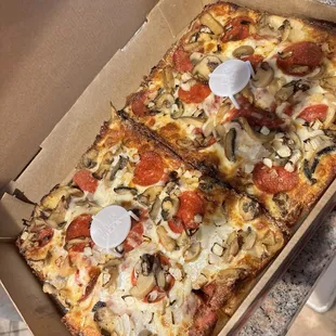 Large Deep Dish w pepperoni mushroom and onion