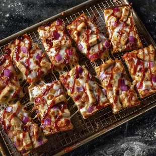 a tray of sliced pizza