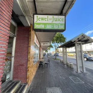 Entrance on the left- facing Ewa