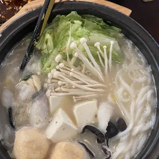 R21. Fish Soup Fresh Mushroom W Fish Slices Rice Noodles (P) R21. (P)