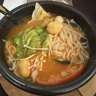 R7. Tomato Soup Beef Slices Rice Noodles (P) R7. (P)