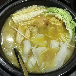 R26. Curry Soup Rice Noodles(P) R26. (P)