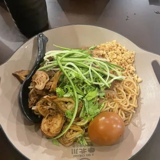 M6. Assorted Beef Sauce Mixed Rice Noodles (P) M6. (P)