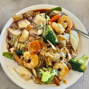 Flat rice noodles with shrimp and vegetables