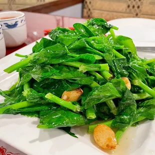 Pea leaves w garlic