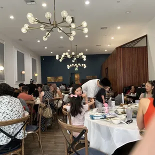 Saturday night, totally packed. Great food!