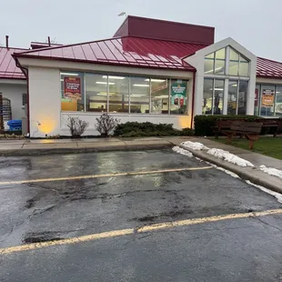 the outside of a restaurant