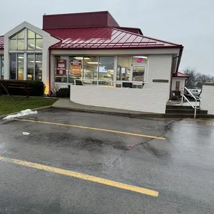 the outside of the restaurant