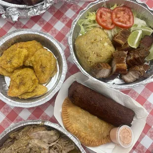 Mofongo con permil, tostones, alcapurria, empanadilla de pollo, mofongo con chicharrón