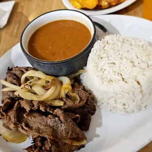 Bistek encebollado