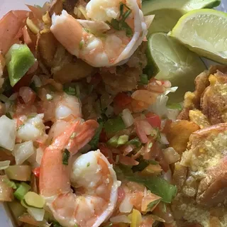 Ensalada Camarones y Tostones
