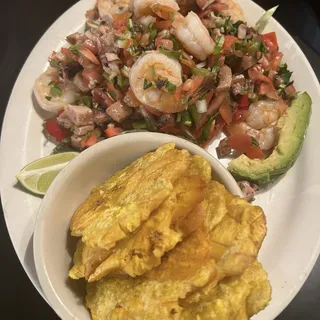 Ensalada Pulpo y Camarones con Tostones