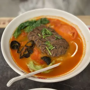 Rice noodles in tomato broth and beef tendon slices